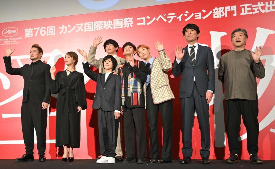 　客席に向かって手を振る（左から）中村獅童、高畑充希、永山瑛太、柊木陽太、黒川想矢、安藤サクラ、坂元裕二氏、是枝裕和監督（撮影・西岡正）