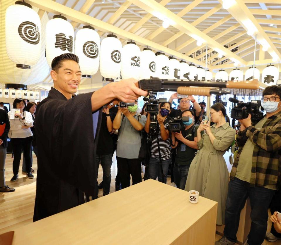 　店内で射的に挑戦したＥＸＩＬＥ・ＡＫＩＲＡ