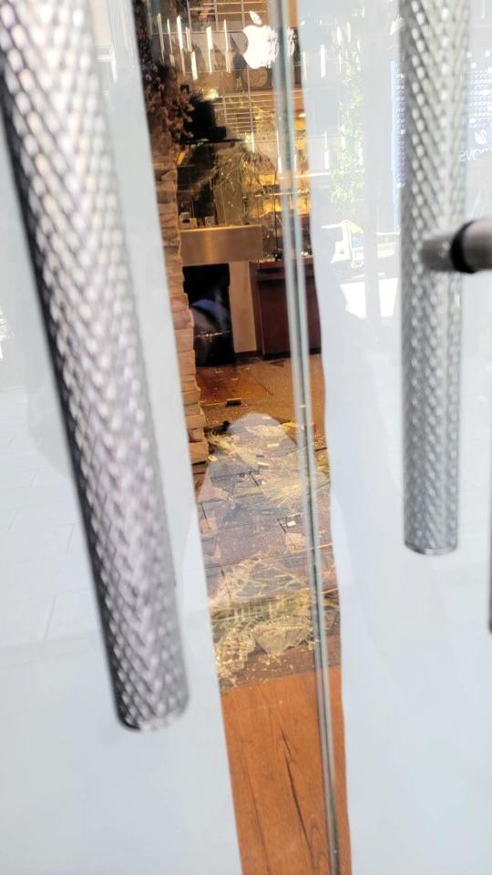 　破壊されたショーケースとみられるガラスが飛び散った東京・銀座の時計店内（撮影・小川泰平）
