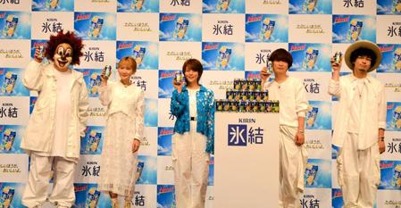 　氷結を持って撮影に応じる（左から）ＤＪ　ＬＯＶＥ、Ｓａｏｒｉ、高畑充希、Ｆｕｋａｓｅ、Ｎａｋａｊｉｎ