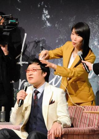 　頭髪チェックを受ける山里亮太（左）と山里の頭皮状態をズバズバ言う毛髪診断士の齊藤あき