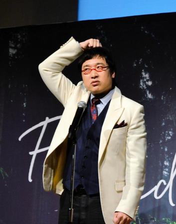 　教わった頭皮マッサージを実践する山里亮太