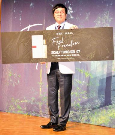 　撮影に応じた山里亮太（全身）