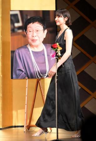　「第３１回橋田賞」授賞式に黒のロングドレスで登壇した長澤まさみ（撮影・伊藤笙子）