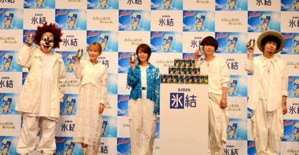 　氷結を持って撮影に応じる（左から）ＤＪ　ＬＯＶＥ、Ｓａｏｒｉ、高畑充希、Ｆｕｋａｓｅ、Ｎａｋａｊｉｎ