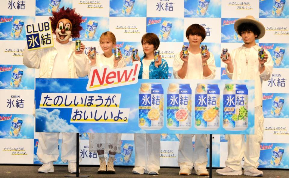 　撮影に応じる（左から）ＤＪ　ＬＯＶＥ、Ｓａｏｒｉ、高畑充希、Ｆｕｋａｓｅ、Ｎａｋａｊｉｎ