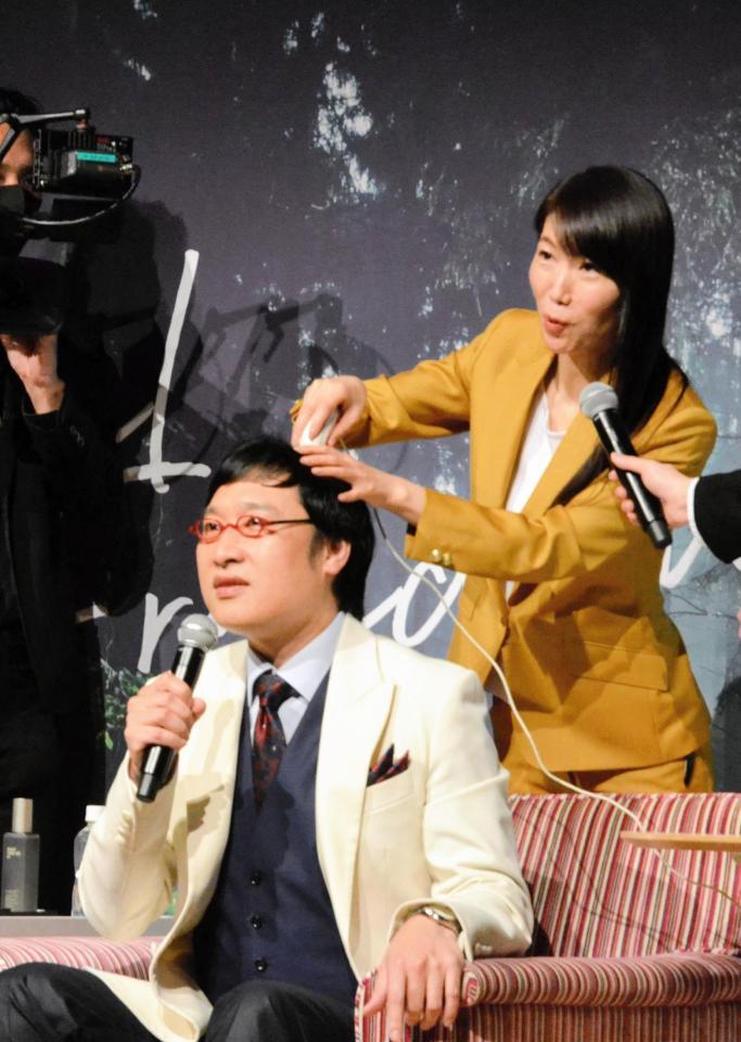 　頭髪チェックを受ける山里亮太（左）と山里の頭皮状態をズバズバ言う毛髪診断士の齊藤あき
