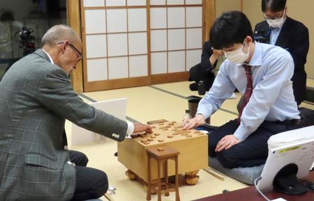 　中川大輔八段（左）を破った藤井聡太王将