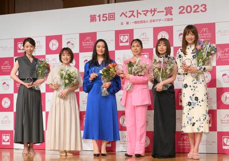 　「第１５回ベストマザー賞２０２３」授賞式に登壇した（左から）丸田佳奈、登坂絵莉、仲間由紀恵、ＡＩ、綿矢りさ、ヨンア（撮影・伊藤笙子）