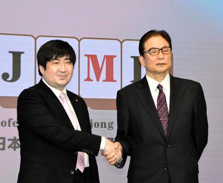 　日本プロ麻雀連盟への入会記者会見に出席した将棋・鈴木大介九段（左）と森山茂和・日本プロ麻雀連盟会長