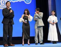 　高良健吾（左）コメントに笑顔をみせる（左から２人目から）広瀬すず、大西利空、當真あみ、生瀬勝久（撮影・三好信也）
