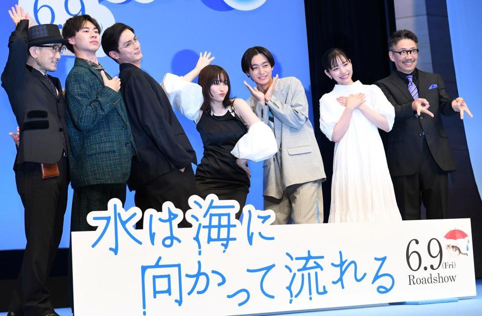 　カメラマンからオーダーされた「トキメキポーズ」をとる（左から）前田哲監督、戸塚純貴、高良健吾、広瀬すず、大西利空、當真あみ、生瀬勝久（撮影・三好信也）