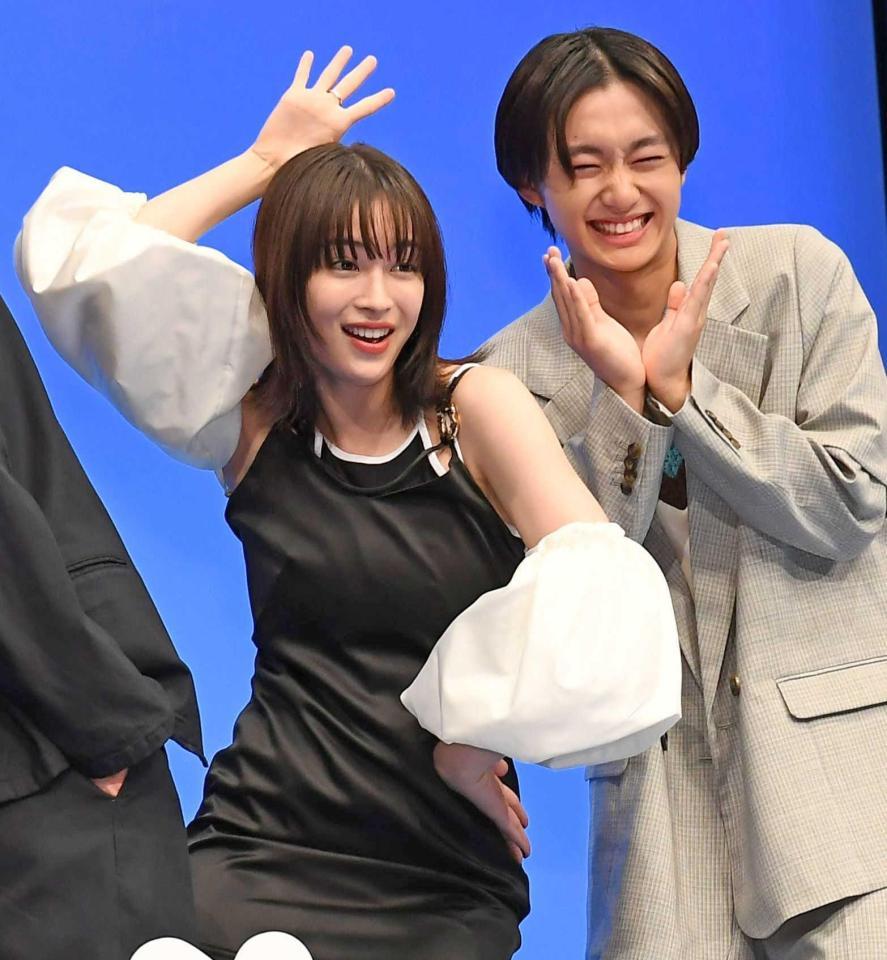 　トキメキポーズを見せる広瀬（左）と大西利空