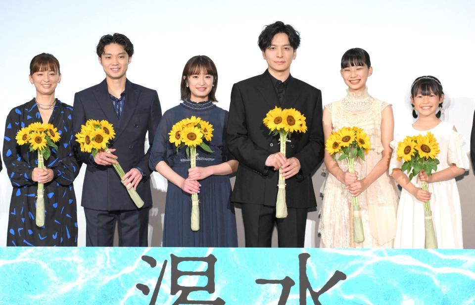 　花束を持つ（左から）尾野真千子、磯村勇斗、門脇麦、生田斗真、山﨑七海、柚穂（撮影・伊藤笙子）