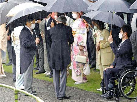 　春の園遊会で（右から）国枝慎吾さん、伊藤美誠選手、高木美帆選手らに言葉をかけられる天皇陛下