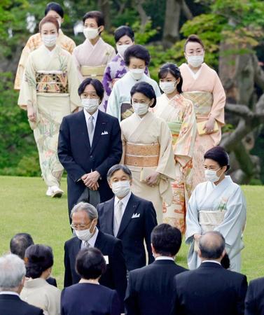 　春の園遊会に臨まれる天皇、皇后両陛下、秋篠宮ご夫妻と次女佳子さまら皇族方