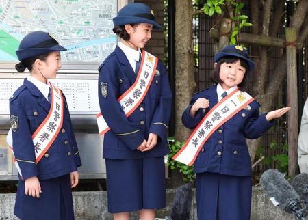 　研ナオコのモノマネをする永尾柚乃（右）を笑顔で見つめる（左から）志水心音、浅田芭路（撮影・吉澤敬太）