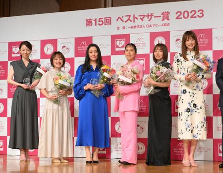 　「第１５回ベストマザー賞２０２３」授賞式に登壇した（左から）丸田佳奈、登坂絵莉、仲間由紀恵、ＡＩ、綿矢りさ、ヨンア（撮影・伊藤笙子）