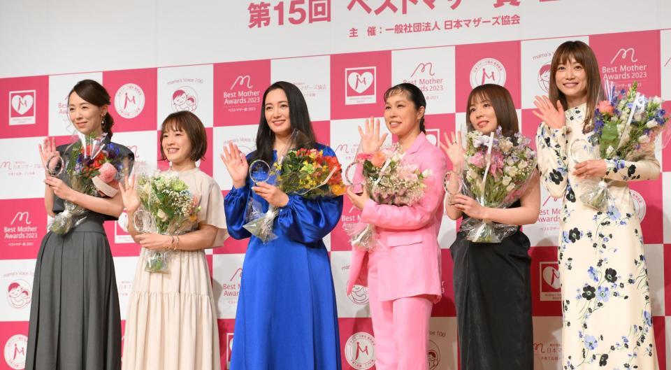 　「第１５回ベストマザー賞２０２３」授賞式に登壇した（左から）丸田佳奈、登坂絵莉、仲間由紀恵、ＡＩ、綿矢りさ、ヨンア（撮影・伊藤笙子）