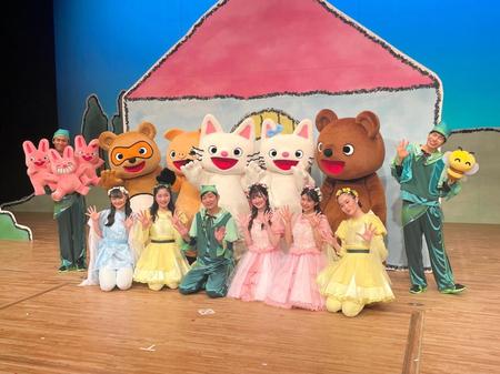 　取材会に登壇した石田明（前列左から３番目）＝東京・武蔵村山市民会館（さくらホール）大ホール