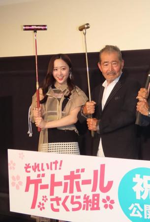 　舞台あいさつに出席した（左から）本田望結、藤竜也＝東京・新宿