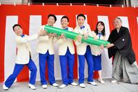 　渋谷天外（右）から巨大なバトンを託される（左から）曽我廼家桃太郎、曽我廼家一蝶、藤山扇治郎、渋谷天笑、曽我廼家いろは