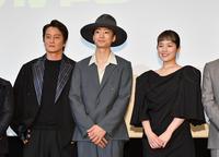 　舞台あいさつを行った（左から）本宮泰風、伊藤健太郎、筧美和子（撮影・開出牧）