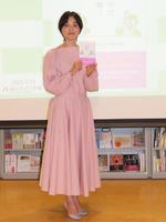 本上まなみ ピンクの自前セットアップで美貌のアラフィフ 子供との時間