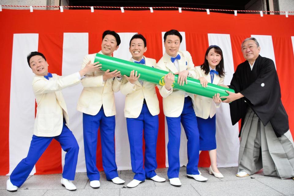 　渋谷天外（右）から巨大なバトンを託される（左から）曽我廼家桃太郎、曽我廼家一蝶、藤山扇治郎、渋谷天笑、曽我廼家いろは