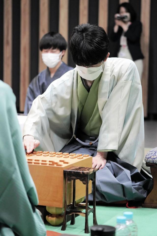 　対局に臨む藤井聡太竜王＝日本将棋連盟提供