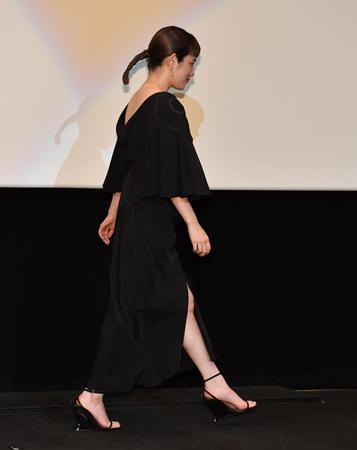 　セクシーなスリットワンピースで登場した筧美和子（撮影・開出牧）