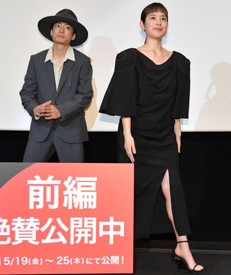 　舞台あいさつに登壇した伊藤健太郎（左）と筧美和子（撮影・開出牧）