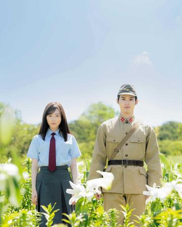 　ダブル主演する福原遥（左）と水上恒司