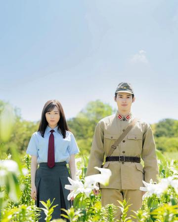 　ダブル主演する福原遥（左）と水上恒司