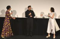 　“大人な女子トーク”に入れず苦笑いの磯村勇斗（中央）と笑って招き入れるキムラ緑子（左）と筒井真理子（右）＝東京・ＴＯＨＯシネマズ日本橋