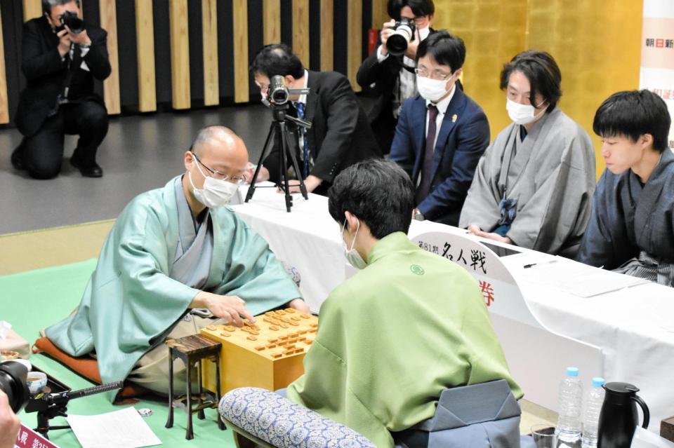 　藤井聡太竜王（手前）に勝利し感想戦を行う渡辺明名人