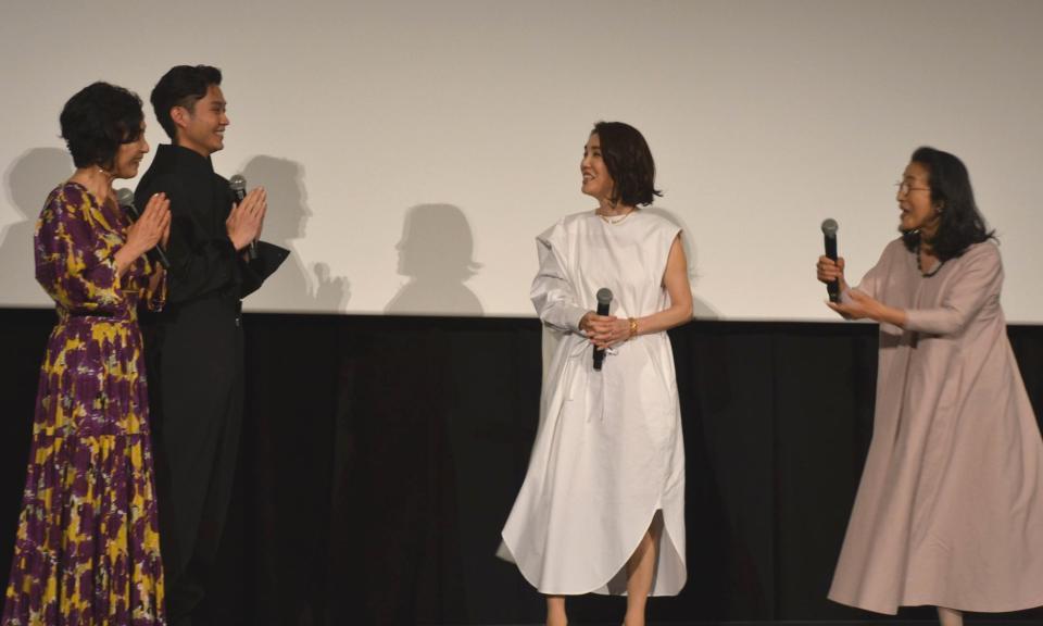 　“教祖”のように語る木野花（右）に思わず手を合わせる（左から）キムラ緑子、磯村勇斗とそれを見て笑う筒井真理子＝東京・ＴＯＨＯシネマズ日本橋