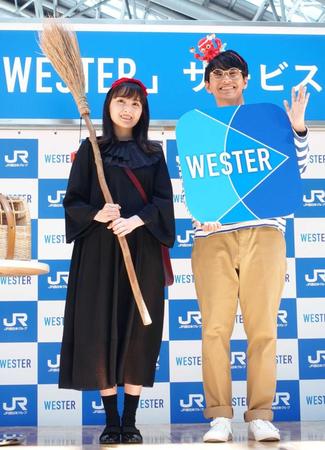 　新ＣＭと同じ衣装でイベントに登壇した葵わかな（左）とミキ・亜生