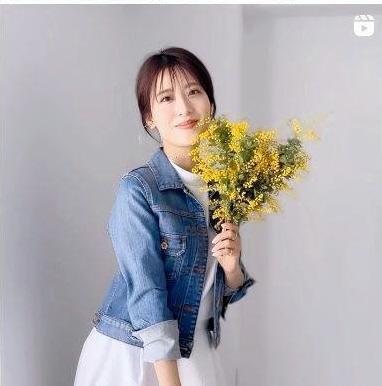 　プロデュースに携わった洋服を着てアピールする郡司恭子アナウンサー　インスタグラム＠ｋｙｏｋｏ＿ｇｕｎｊｉから 