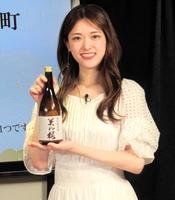 　日本酒を試飲した松村沙友理＝東京・銀座のＴＡＵ