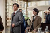 東京大学植物学教室の教授・田邊（要潤・左）と万太郎（神木隆之介）