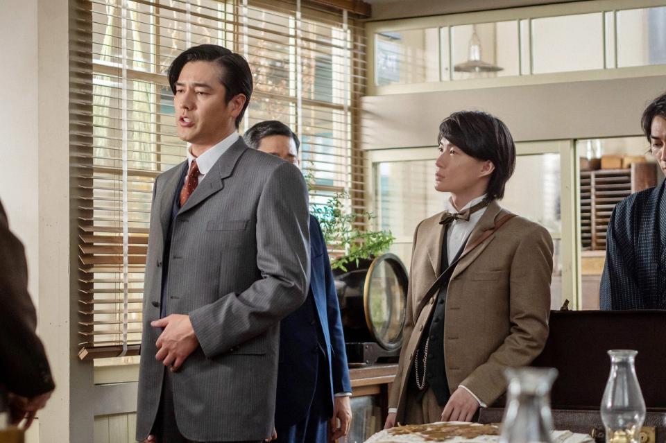 東京大学植物学教室の教授・田邊（要潤・左）と万太郎（神木隆之介）