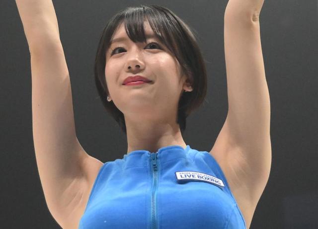 【写真】真夏ワンピのショート髪が最強　美顔ドアップにドキッ「めちゃカワ」「真夏日の清涼」