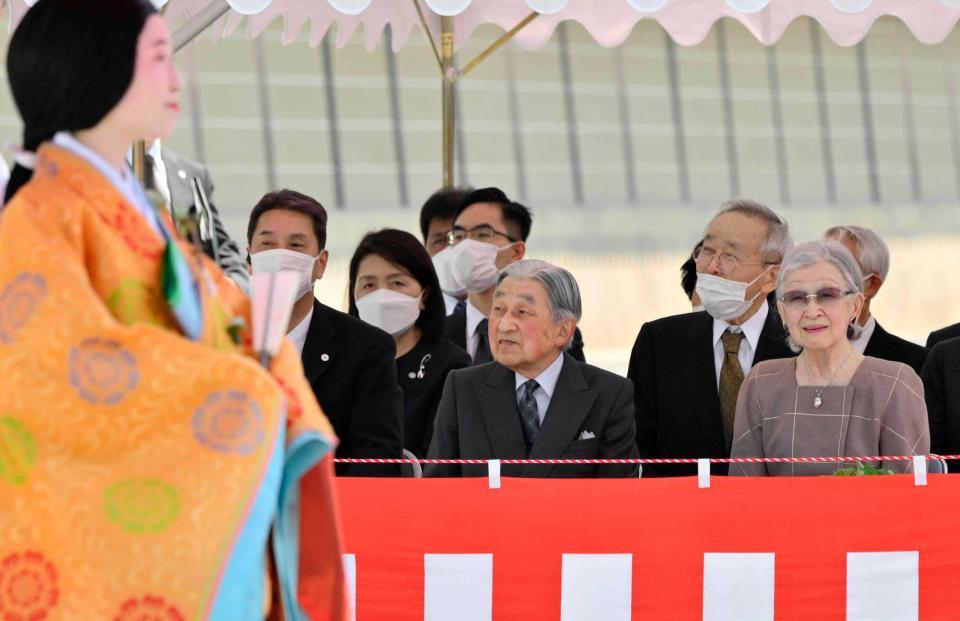 　京都御苑の建礼門近くで、葵祭の行列を観覧される上皇ご夫妻（代表撮影）