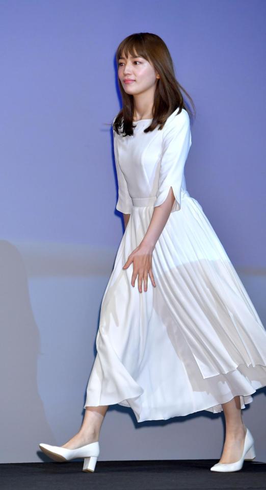 　新ＣＭ発表会で登壇する川口春奈（撮影・西岡正）