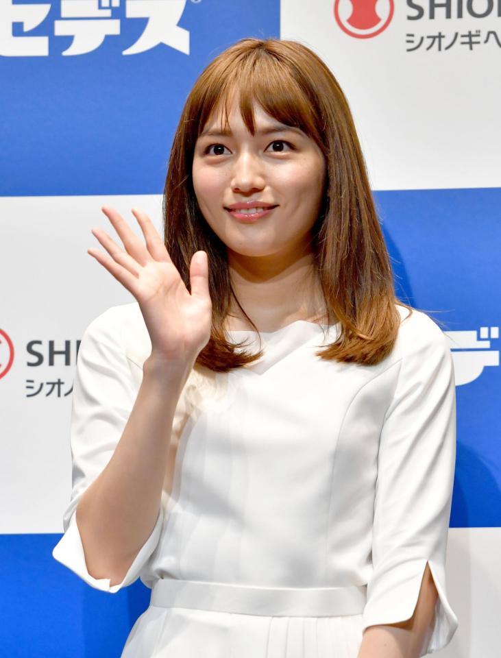 　笑顔で手を振る川口春奈（撮影・西岡正）