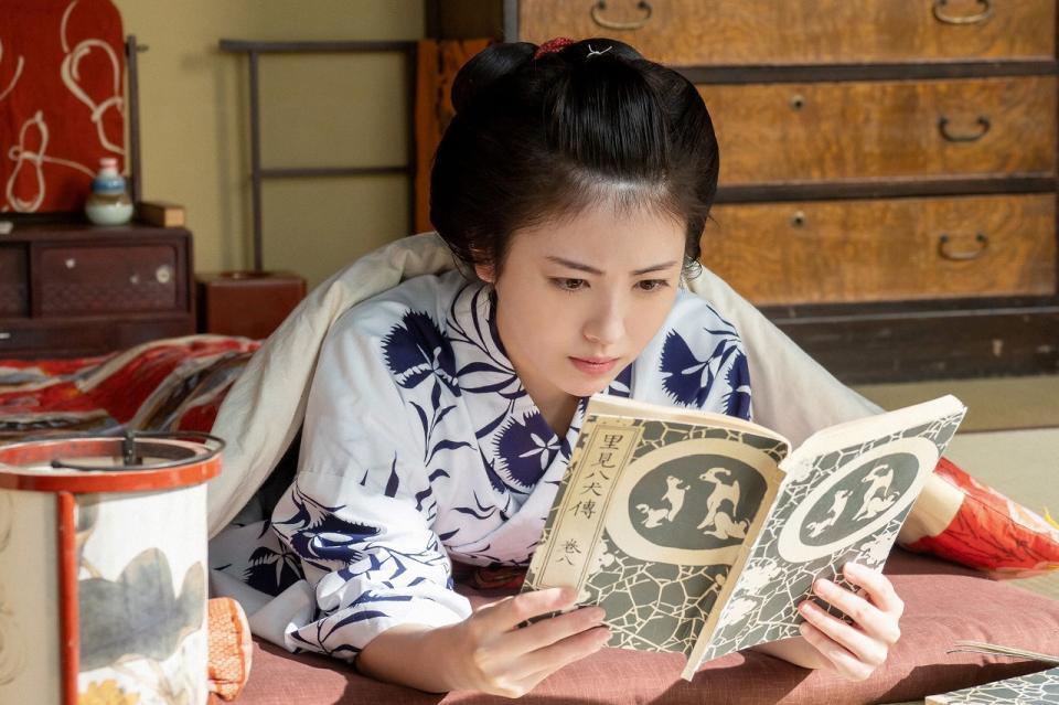 真剣な面持ちで本を読む寿恵子（浜辺美波）