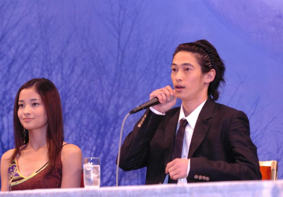 　主演映画の製作発表会見で新境地を語る窪塚洋介と黒木メイサ（２００５年４月）