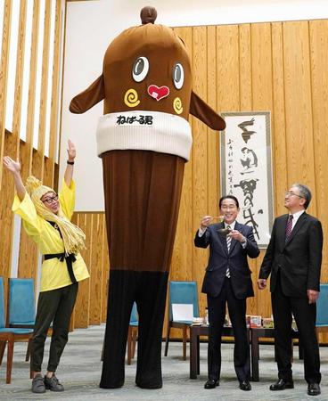 　「ねば～る君」の表敬を受ける岸田首相（右）
