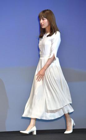 　新ＣＭ発表会で登壇する川口春奈（撮影・西岡正）